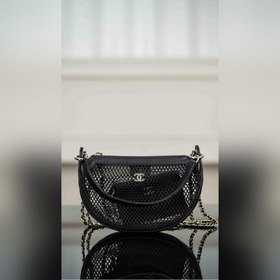 頂級進口原廠皮 所見即所得 [出貨]Chanel 25ss 镂空網紗 新月包 小