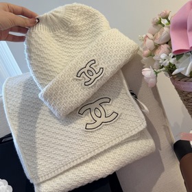 Chanel經典圍巾帽子套裝，百分百 羊絨 暖暖呼呼，超級舒服~冬日小姐姐減齡神