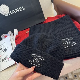 Chanel經典圍巾帽子套裝，百分百 羊絨 暖暖呼呼，超級舒服~冬日小姐姐減齡神