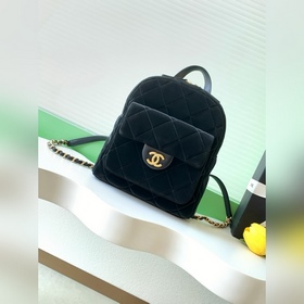 Chanel25k雙肩包 超酷的也是出了好多季的顔色 足以将時尚氛圍感拿捏！ 小