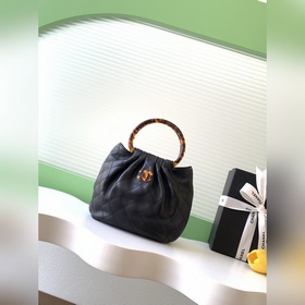 Chanel 26C早春系列小羊皮玳瑁手柄包，中號 玳瑁色手柄，複古優雅感滿滿。