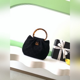 Chanel 26C早春系列麂皮玳瑁手柄包，中號 玳瑁色手柄，複古優雅感滿滿。菱