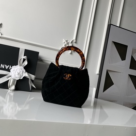 CHANEL 26C 秋冬系列的典藏級設計款 AS6022 玳瑁手柄反絨皮水桶包