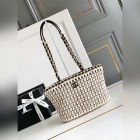 頂級原單 出貨啦、黑配淺粉CHANEL 25c 早春系列手工編織菜籃子 兩個顔色