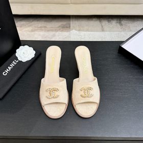 CHANEL25c爆款坡跟拖鞋！ 專櫃[正品級]版本！！ 專櫃爆款坡跟拖鞋，經典