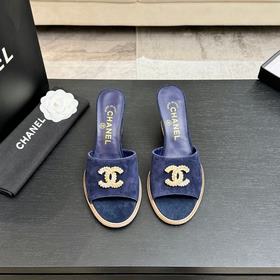 CHANEL25c爆款坡跟拖鞋！ 專櫃[正品級]版本！！ 專櫃爆款坡跟拖鞋，經典