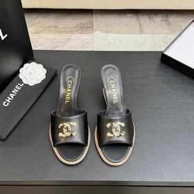 CHANEL25c爆款坡跟拖鞋！ 專櫃[正品級]版本！！ 專櫃爆款坡跟拖鞋，經典