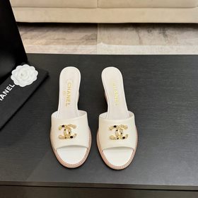 CHANEL25c爆款坡跟拖鞋！ 專櫃[正品級]版本！！ 專櫃爆款坡跟拖鞋，經典