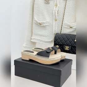 CHANEL 小香經典書包扣實木麻繩 厚底拖鞋 标志性的金屬雙C 書包扣閃耀奪目