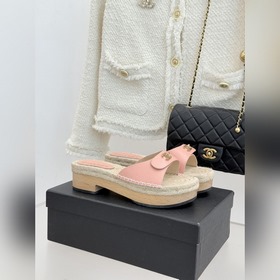 CHANEL 小香經典書包扣實木麻繩 厚底拖鞋 标志性的金屬雙C 書包扣閃耀奪目