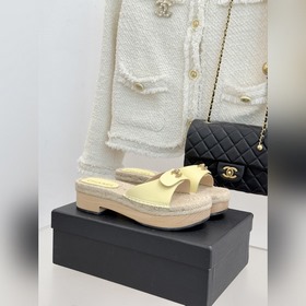CHANEL 小香經典書包扣實木麻繩 厚底拖鞋 标志性的金屬雙C 書包扣閃耀奪目