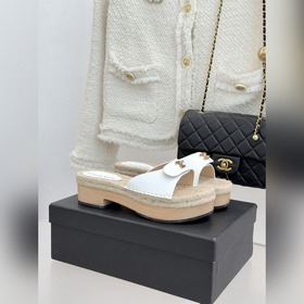 CHANEL 小香經典書包扣實木麻繩 厚底拖鞋 标志性的金屬雙C 書包扣閃耀奪目