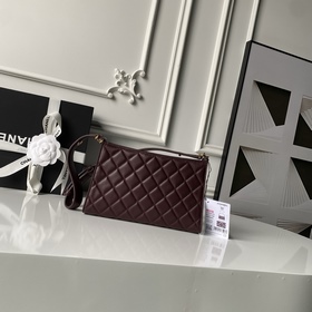 Chanel 首次推出 26X聖誕限定系列的hobo腋下包 AS6045 采用小