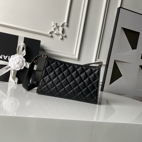 Chanel 首次推出 26X聖誕限定系列的hobo腋下包 AS6045 采用小