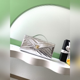 26X信封包是聖誕限定系列，采用經典V紋小牛皮，搭配金色雙C标志，優雅複古 。信