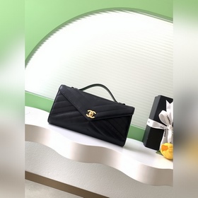 26X信封包是聖誕限定系列，采用經典V紋小牛皮，搭配金色雙C标志，優雅複古 。信