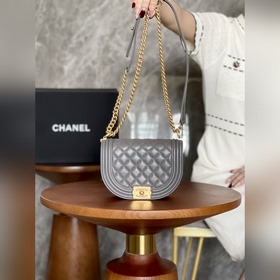 頂級進口原廠皮 所見即所得 新款BOY馬鞍郵差包~高級灰 原皮 小巧圓潤半月