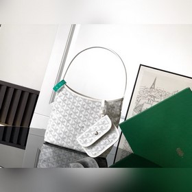 Bohème Hobo迷你包是輕巧、靈活和安全的縮影，這要歸功于它的拉鍊閉合。由