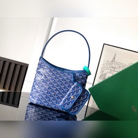 Bohème Hobo迷你包是輕巧、靈活和安全的縮影，這要歸功于它的拉鍊閉合。由