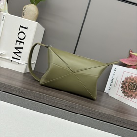 Loewe 新款 亮面牛皮革 洗漱包 從Puzzle Fold手袋的幾何線條汲