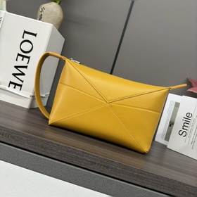Loewe 新款 亮面牛皮革 洗漱包 從Puzzle Fold手袋的幾何線條汲