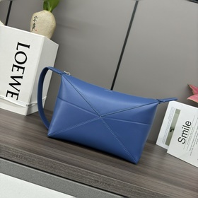 Loewe 新款 亮面牛皮革 洗漱包 從Puzzle Fold手袋的幾何線條汲