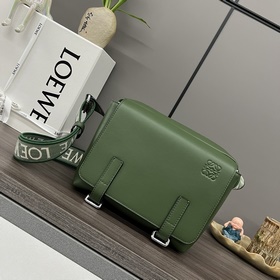Loewe  2026新款 柔軟光滑牛皮革和提花布軍用郵差包 拉鍊頂部隔層以