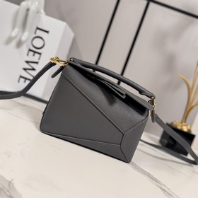 Loewe 新版本 柔軟粒面牛皮革Puzzle Edge手袋 Loewe 推