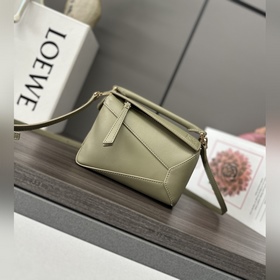 Loewe  新款 最新 牛皮革mini Puzzle手袋 Loewe 推出