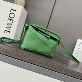 Loewe 新版本 柔軟粒面牛皮革Puzzle Edge手袋 Loewe 推