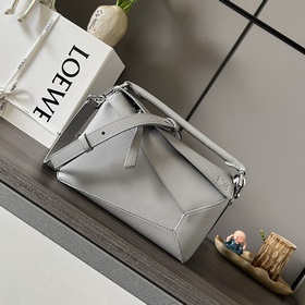 Loewe 新版本 小號柔軟粒面牛皮革Puzzle Edge手袋 Loewe
