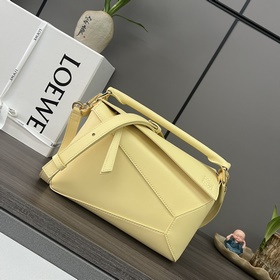 Loewe 新版本 小號柔軟牛皮革Puzzle Edge手袋 Loewe 推