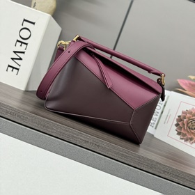 Loewe 新款 小號經典牛皮革Puzzle手袋 Loewe 推出的首次亮相