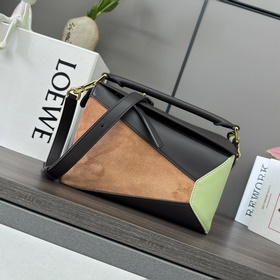 Loewe 新款 小號經典牛皮革和絨面革Puzzle 手袋 Loewe 推出