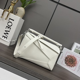 Loewe 新版本 小號柔軟粒面牛皮革Puzzle Edge手袋 Loewe
