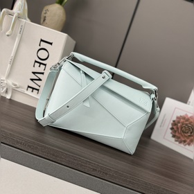 Loewe 新版本 小號柔軟牛皮革Puzzle Edge手袋 Loewe 推