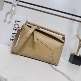 Loewe 新版本 小號柔軟牛皮革Puzzle Edge手袋 Loewe 推