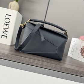 Loewe 新版本 小號柔軟粒面牛皮革Puzzle Edge手袋 Loewe