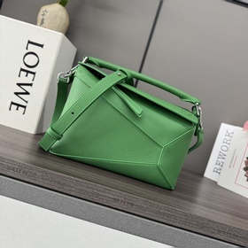 Loewe 新版本 小號柔軟粒面牛皮革Puzzle Edge手袋 Loewe