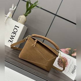 Loewe 新版本 小號柔軟牛皮革和磨砂Puzzle Edge手袋 Loewe
