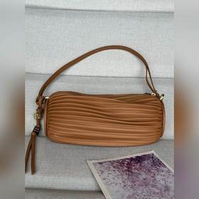 原廠皮  Loewe 褶皺納帕皮革手鍊小包 9751 顔色： 土黃 這款多功