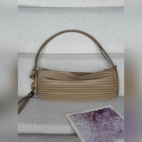 原廠皮 Loew 褶皺納帕皮革手鍊小包 9751 顔色： 平沙色 這款多功能管