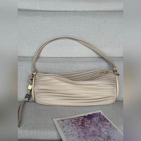 原廠皮  Loewe 褶皺納帕皮革手鍊小包 9751 顔色： 米白 這款多