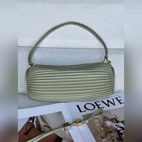 原廠皮 褶皺納帕皮革手鍊小包  Loewe 9751 顔色：桉樹綠 這款多功