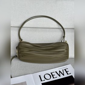 原廠皮 回貨  Loewe 褶皺納帕皮革手鍊小包 9751 顔色： 深卡綠