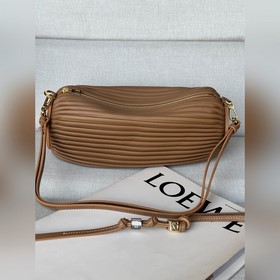 原廠皮  Loewe 褶皺納帕皮革手鍊小包 9751 顔色：暖棕 這款多功