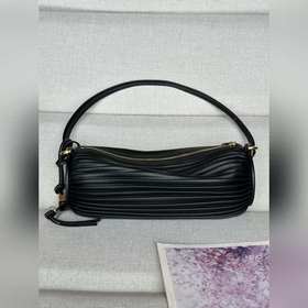 原廠皮  Loewe 褶皺納帕皮革手鍊小包 9751 顔色： 黑 這款多功能