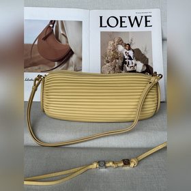 原廠皮  Loewe 褶皺納帕皮革手鍊小包 9751 顔色：黃油 這款多功
