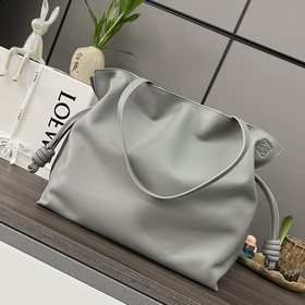 Loewe  納帕牛皮革Flamenco 福袋 手拿包 采用拉繩收緊 并打上标