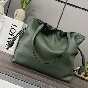 Loewe  納帕牛皮革Flamenco 福袋 手拿包 采用拉繩收緊 并打上标
